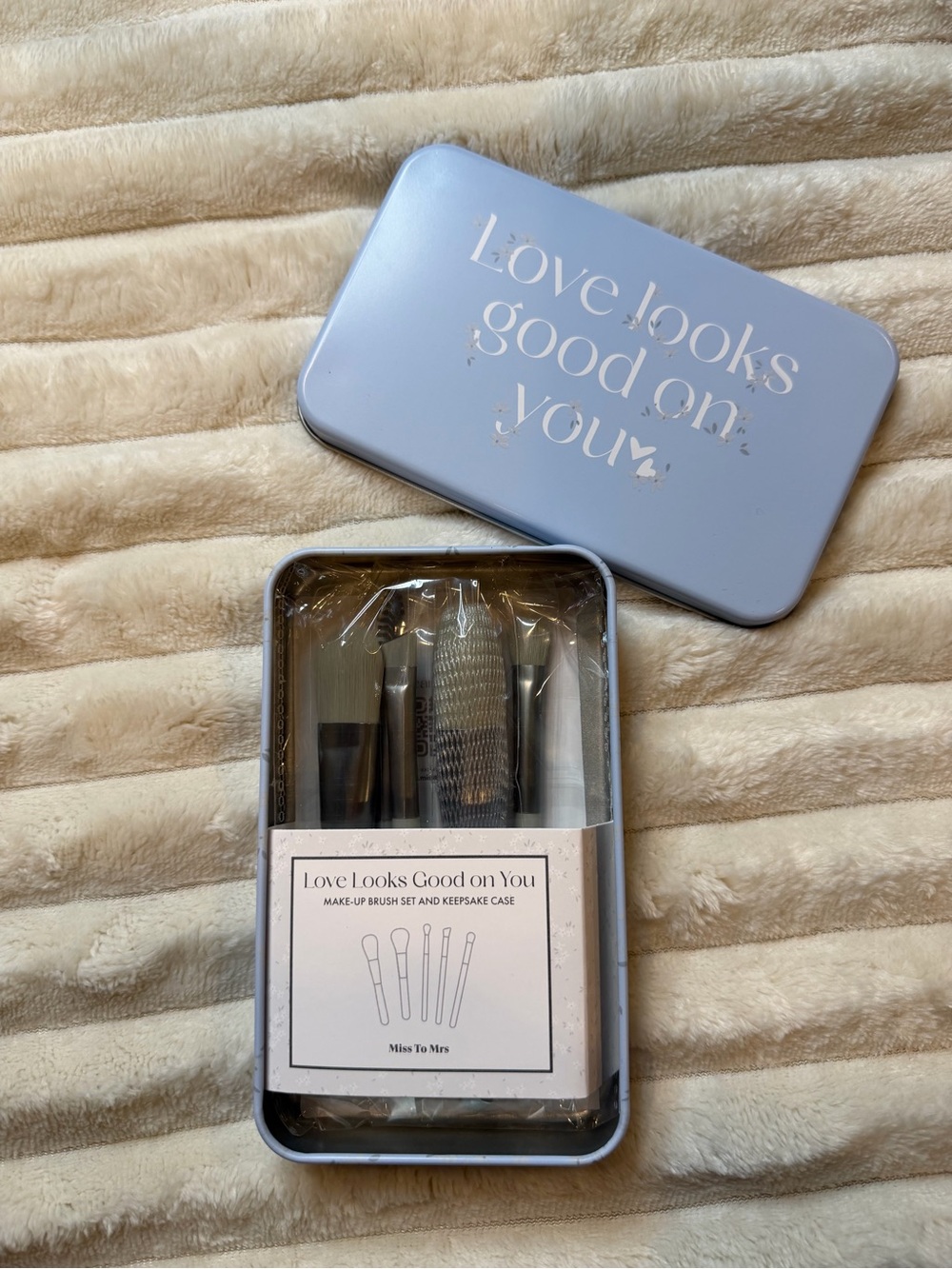 Makeup Brush Set in Light Blue Tin - "Love Looks Good On You"